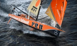 Le monocoque de Vincent Riou au départ du Vendée Globe, le 6 novembre 2016 aux Sables-d'Olonne