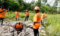 La PDG de Tigui Mining Company, Tiguidanke Camara, avec ses employés le 25 février 2017 à Guingouiné en Côte d'Ivoire