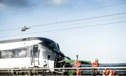Des secouristes s'affairent sur le site d'un accident de train au Danemark, le 2 janvier 2019