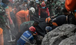 Les secours continuent de rechercher des victimes le 06 décembre 2021 aprÚs l'éruption du volcan Semeru, qui a tué au moins 15 personnes