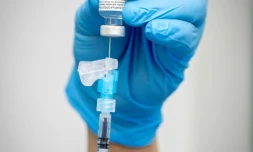 Un soignant prépare une injection du vaccin Pfizer-BioNTech à l'hôpital St James à Dublin le 29 décembre 2020
