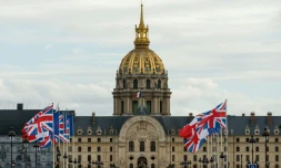 Des drapeaux nationaux français et britanniques devant l'HÎtel des Invalides dans le centre de Paris le 19 septembre 2023