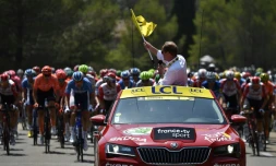 Le directeur du Tour de France Christian Prudhomme donne le départ de la 16e étape, le 23 juillet 2019 à Nßmes
