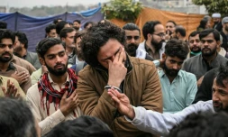 Des musulmans chiites en deuil devant une mosquée aprÚs une explosion, à Islamabad, au Pakistan, le 6 février 2026