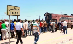 Des migrants africains attendent un train à la gare de Sfax, en Tunisie, le 5 juillet 2023