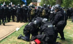 Photo de Twitter fournie par la police de l'Etat de Virginie montrant des arrestations lors d'échauffourées entre militants antiracistes et groupuscules de l'extrême droite américaines réunis à Charlottesville, le 12 août 2017 