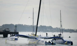 Le multicoque MACIF du skipper François Gabart, après sa mise à l'eau dans le port de Lorient, le 18 août 2015