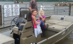 Mike Magee, 37 ans, sur son bateau avec ses enfants, avant d'aller secourir des amis menacés par Harvey, près de Hamshire, au Texas, le 28 août 2017
