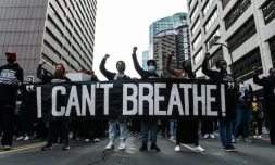 Des manifestants tiennent une banderole "Je ne peux pas respirer" à la mémoire de George Floyd, le 7 mars 2021 à Minneapolis