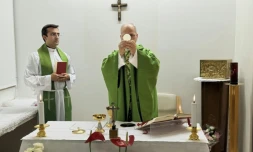 Photo prise et diffusĂ©e le 16 octobre 2026 par Vatican Media montrant le pape LĂ©on XIV cĂ©lĂ©brant une messe Ă l'hĂŽpital Gemelli Ă Rome, oĂč il est en convalescence aprĂšs une intervention chirurgicale pour retirer une tumeur cancĂ©reuse au poumon