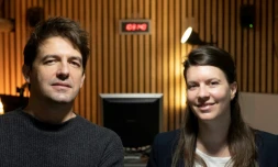 Charlotte Waelti (L) et Benoit Bouscarel (R), fondateurs de la radio "Le Chantier", posent à Clermont-Ferrand, le 5 janvier 2022