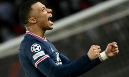 La joie de l'attaquant du Paris Saint-Germain Kylian Mbappé, auteur de l'unique but du match contre le Real Madrid, lors de leur 8e de finale aller de la Ligue des Champions, le 15 février 2022 au Parc des Princes