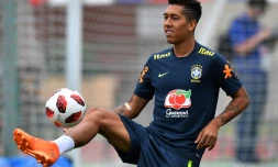 L'attaquant brésilien Roberto Firmino contrôle le ballon lors d'une séance d'entraînement, le 4 juillet 2018 à Sotchi 