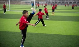 Echauffement avant un match de football, à l'école d'arts martiaux Tagou à Dengfeng en Chine, le 20 octobre 2016