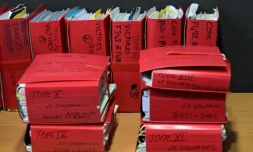 Des dossiers dans la salle d'audience du tribunal correctionnel de Vannes (Morbihan), le 24 février 2025, lors de l'ouverture du procÚs du chirurgien à la retraite Joël Le Scouarnec