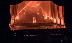 Un hologramme de la chanteuse arabe Oum Kalthoum est projeté dans la salle de l'Opéra du Caire, le 6 mars 2020