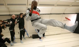 Photo fournie par Mumm et Novespace le 13 septembre 2018 d'Usain Bolt tentant de sprinter en apensanteur dans un avion survolant la France