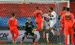 Ismaël Diomandé (N.24) marque de la tête le but de la victoire caennaise contre Lyon en quart de finale de la Coupe de France, le 1er mars 2018 au stade Michel-d'Ornano de Caen