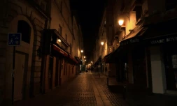 Pour enrayer la circulation du coronavirus en France, un couvre-feu de 21H00 à 6H00 a été décrété pour quatre semaines au moins dans huit métropoles, comme ici à Paris, le 17 octobre 2020