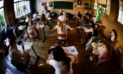 Des lycéens lors de l'épreuve de philosophie du baccalauréat dans un lycée de Paris, le 15 juin 2017