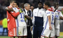 L'entraîneur de Lyon, Bruno Genesio (c) félicite ses joueurs à la fin du match victorieux face à Nice au Groupama stadium, le 19 mai 2018