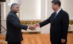 Vijay Kumar Singh (G), le secrétaire d?État aux affaires étrangères indien sert la main du président chinois Xi Jinping (D) à Pékin, le 19 juin 2017
