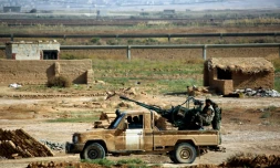 Des combattants de l'alliance arabo-kurde ou Forces démocratiques syriennes à Al-Huriya, en Syrie, en vue de la bataille de Raqa, le 11 novembre 2016 