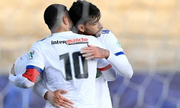 L'attaquant néerlandais de Lyon, Memhis Depay, est félicité par le milieu de terrain brésilien, Lucas Paqueta, aprÚs son but marqué contre le Red Star, Raphaël Adiceam, lors de leur 8e de finale de la Coupe de France, le 8 avril 2021 au stade Bauer à Saint-Ouen