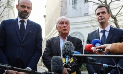 (de G à D) Edouard Philippe, l'immunologiste Jean-Francois Delfraissy et le ministre de la Santé Olivier Véran, à Paris le 13 mars 2020