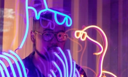 Le caricaturiste chinois Badiucao, dont les croquis satiriques anonymes lui ont valu d'être comparé à l'artiste Banksy, se montre pour la première fois à visage découvert dans son atelier de Melbourne, le 28 mai 2019 en Australie