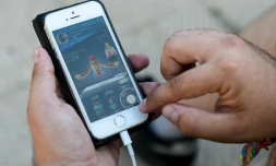 Un utilisateur de l'application Pokémon Go, le 14 juillet 2016 à Barcelone