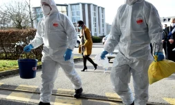 Une équipe de pompiers de Marseille, en mission à Metz pour analyser les eaux usées d'une maison de retraite, à la recherche de traces du coronavirus, le 15 février 2021