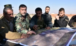 Des combattants du régime syrien étudient une carte lors d'une offensive visant Al-Bab le 25 novembre 2016 à Alep