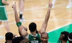 Jayson Tatum des Boston Celtics lĂšve les bras pendant les derniĂšres secondes du quatriĂšme quart-temps du match 5 de la finale NBA 2024 contre les Dallas Mavericks au TD Garden Ă Boston, le 17 juin 2024