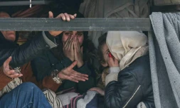 Des civils fuient en camion les quartiers kurdes de la ville d'Alep avant la reprise de bombardements par l'armée syriennne le 8 janvier 2026