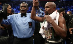 L'arbitre Robert Byrd et Floyd Mayweather Jr. après sa victoire à Las Vegas le 26 août 2017