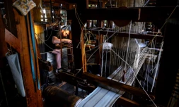 Un artisan travaille sur un métier à soie à la manufacture Prelle à Lyon, le 16 septembre 2019