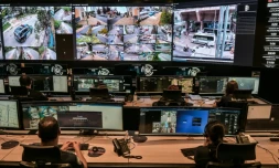 Des employés travaillent au centre de vidéosurveillance Smart Sampa à Sao Paulo, au Brésil, le 25 février 202