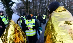 Des gendarmes relèvent les coordonnées de participants à une rave-party sauvage à Lieuron le 2 janvier 2021