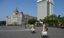 Des policiers dans les rues désertées pendant un confinement imposé pendant le weekend à Bombay le 10 avril 2021