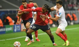 Le milieu portugais Renato Sanches (en rouge) à la lutte avec l'Argentin sevillan Marcos Acuna lors du match de Ligue des champions opposant le LOSC au Séville FC au stade Pierre-Mauroy de Villeneuve-d'Ascq près de  Lille 20 octobre 2021.