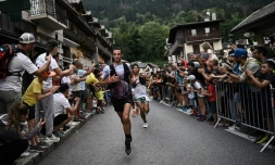 L'ultra-traileur, l'Espagnol Kilian Jornet, vainqueur de l'Ultra-Trail du Mont Blanc samedi à Saint-Grevais, en France. 