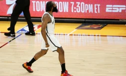 Le basketteur des Brooklyn Nets James Harden lors d'un match contre les Suns, le 16 février 2021 à Phoenix dans l'Arizona