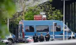 Des gendarmes sécurisent le 5 mai 2024 à Nanterre, dans les Hauts-de-Seine, l'accÚs au lieu de la reconstitution de la scÚne de la mort de Nahel