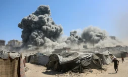 De la fumée s’élève dans Gaza-ville après des frappes israéliennes sur une tour d'habitation, le 10 septembre 2025