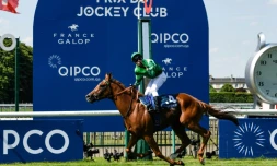 L'Italien Cristian Demuro remporte le Prix du Jockey-Club sur le pur-sang français Sottsass à l'hippodrome de Chantilly le 2 juin 2019