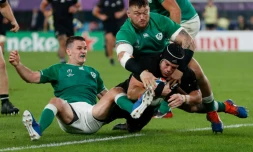 Le troisiÚme ligne aile néo-zélandais Matt Todd (c) marque un essai contre l'Irlande en quart de finale de la Coupe du monde, le 19 octobre 2019 à Tokyo