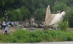Une photo du site oĂč au moins 27 personnes ont Ă©tĂ© tuĂ©es le 3 novembre 2015 Ă Juba, capitale du Soudan du Sud, dans l'accident d'un avion-cargo qui s'est Ă©crasĂ© au dĂ©collage sur une zone de hameaux agricoles