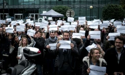 Les journalistes manifestent devant le siège de iTélé le 19 octobre 2016  à Boulogne-Billancourt