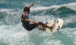 Rickson Falcao, 10 ans, surfe sur une vague au large de Saquarema, dans l'Etat de Rio, au Brésil, le 29 novembre 2017